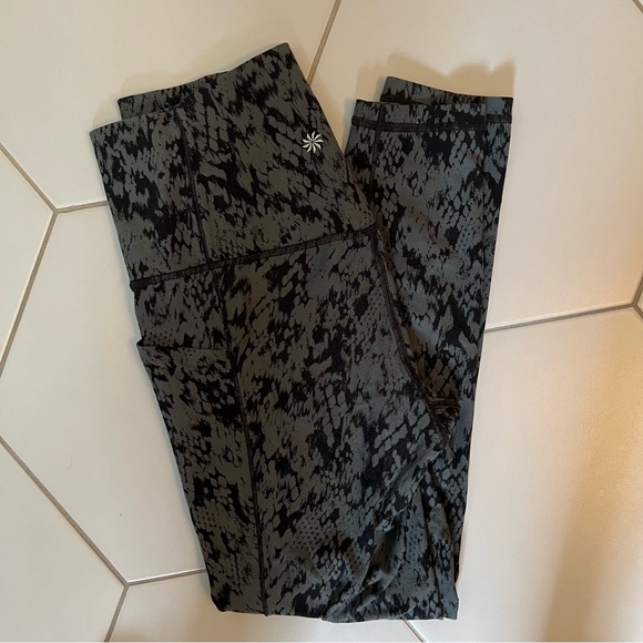 Athleta Small Salutation Stash II Printed 7/8 Tight Pocket Camo Black Gray - Picture 4 of 4